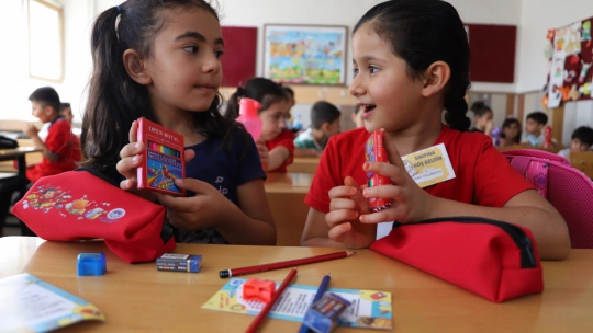 Başkan Güder'den Minik Öğrencilere Kırtasiye Desteği