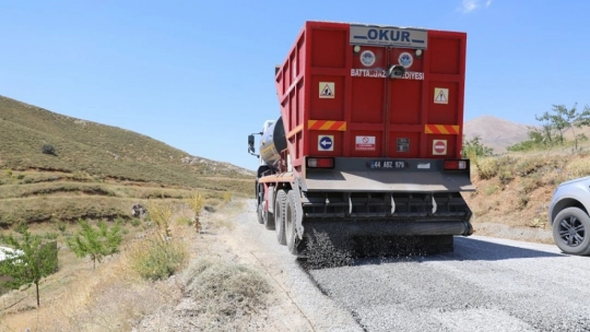 Uluköy Mahallesine 18 Km'lik Sathi Kaplama Çalışmasına Başlandı