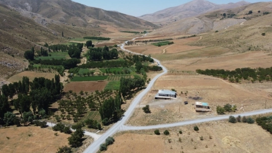 Uluköy Mahallesine 18 Km'lik Sathi Kaplama Çalışmasına Başlandı