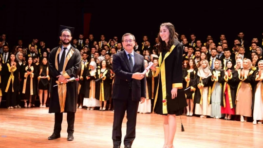 İnönü Üniversitesi Tıp Fakültesi'nde mezuniyet coşkusu