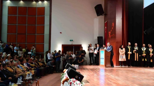 İnönü Üniversitesi Tıp Fakültesi'nde mezuniyet coşkusu
