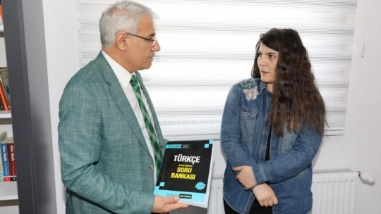 Başkan Güder, Öğrencilere Eğitim Seti Hediye Etti