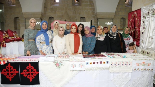 Kursiyerlerin El Emeği Ürünleri Kervansaray'da Sergileniyor