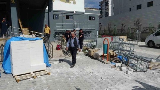 İnşaat iskelesi çöktü, 2 işçi yaralandı