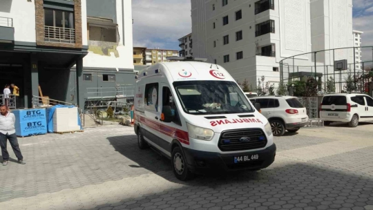 İnşaat iskelesi çöktü, 2 işçi yaralandı