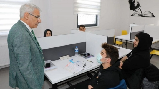 Başkan Güder, Öğrencilere Eğitim Seti Hediye Etti