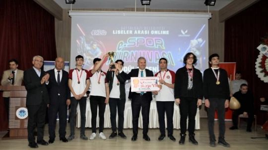 E-Spor Turnuvasında Şampiyonlar Ödüllerine Kavuştu