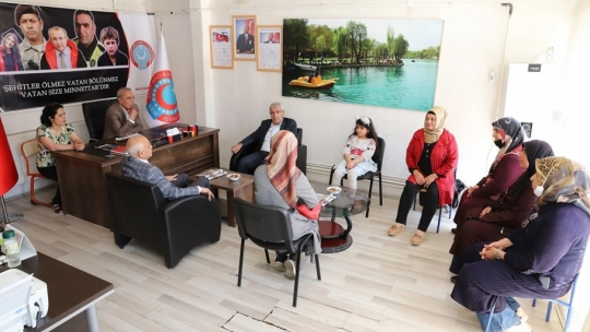 Başkan Güder'den Diriliş Hareketi Şehit ve Gazi Aileleri Dayanışma Derneğine ziyaret