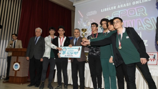 E-Spor Turnuvasında Şampiyonlar Ödüllerine Kavuştu
