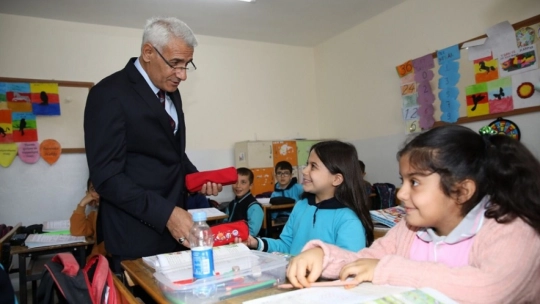 Güder'den İlkokul Öğrencilerine Anlamlı Hediye