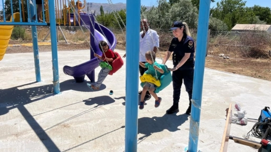Kadın astsubaylar depremzedelere moral oluyor