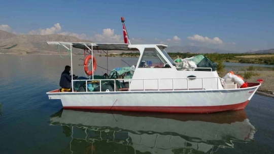 Karakaya Barajı balıkçıların ekmek teknesi oldu