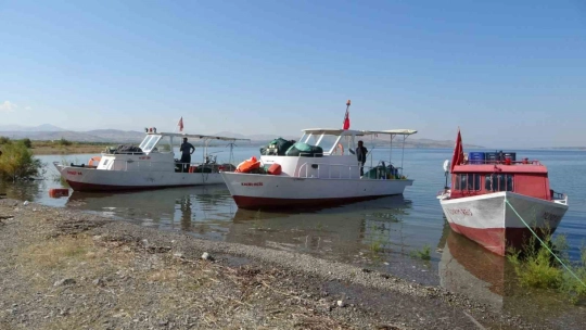 Karakaya Barajı balıkçıların ekmek teknesi oldu