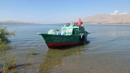 Karakaya Barajı balıkçıların ekmek teknesi oldu