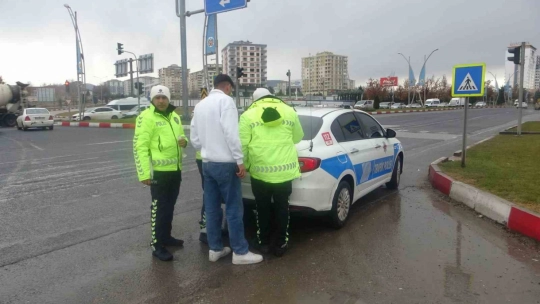 Kontrolden çıkan araç, önce otomobile sonra öğrenci servisine çarptı