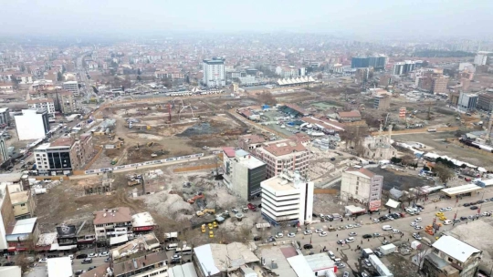 Malatya Çarşı Projesi'nde iş makineleri aralıksız çalışıyor