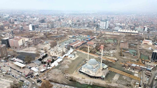 Malatya Çarşı Projesi'nde iş makineleri aralıksız çalışıyor