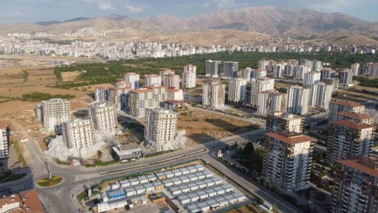 Malatya'da 350 dairenin bulunduğu 7 blok patlayıcı ile yıkıldı