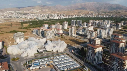 Malatya'da 350 dairenin bulunduğu 7 blok patlayıcı ile yıkıldı