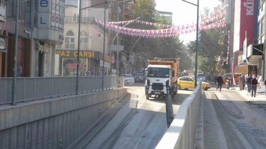 Malatya'da ağır hasarlı binaların yıkımları sürüyor