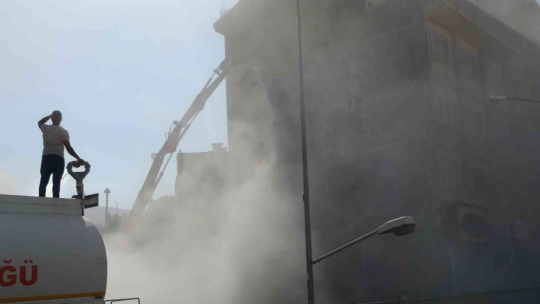 Malatya'da ağır hasarlı binaların yıkımları sürüyor