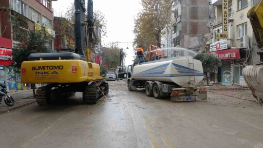 Malatya'da ağır hasarlı binaların yıkımı sürüyor