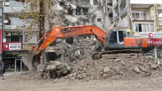 Malatya'da ağır hasarlı binaların yıkımı sürüyor