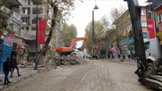 Malatya'da ağır hasarlı binaların yıkımı sürüyor