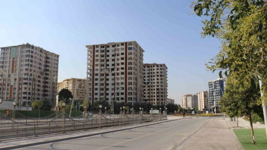 Malatya'da ağır hasarlı yüksek katlı binaların patlayıcı ile yıkımları sürüyor