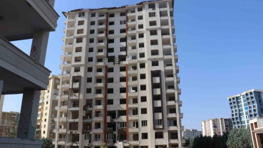 Malatya'da ağır hasarlı yüksek katlı binaların patlayıcı ile yıkımları sürüyor