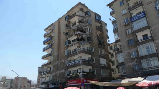 Malatya'da bir bölümü yıkılan bina tehlike saçıyor