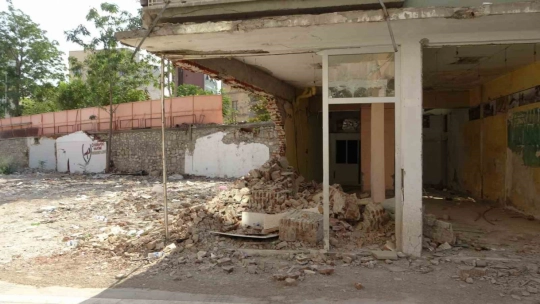 Malatya'da depremde ağır hasar gören bina tehlike saçıyor
