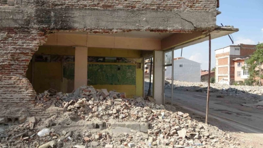 Malatya'da depremde ağır hasar gören bina tehlike saçıyor
