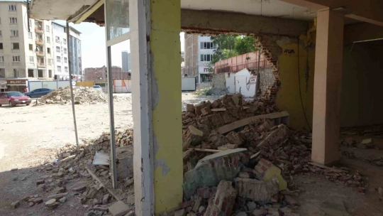 Malatya'da depremde ağır hasar gören bina tehlike saçıyor