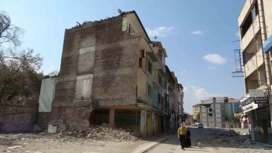 Malatya'da depremde ağır hasar gören bina tehlike saçıyor