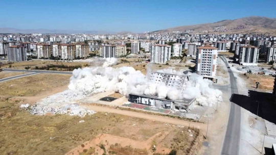 Malatya'da evlerle birlikte hayallerde yıkılıyor