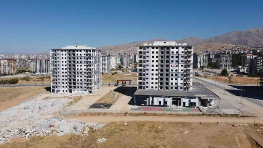 Malatya'da evlerle birlikte hayallerde yıkılıyor