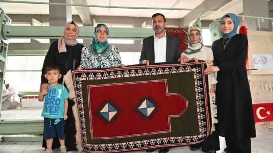 Malatya'da kadınlar hayatı 'ilmek ilmek' kazanıyor