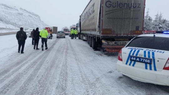 Tıra çarpan otomobildeki 4 kişi yaralandı