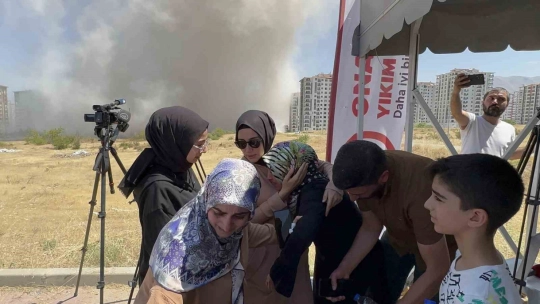 Malatya'da yüksek katlı binaların patlayıcı ile yıkımı sürüyor