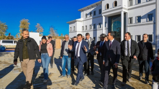 Gürkan, Millet Kütüphanesi'nde incelemelerde bulundu