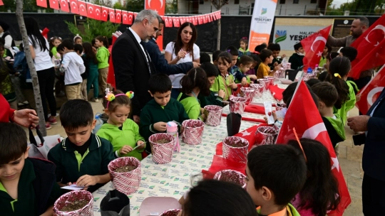 Minikler, ektikleri 100 tohumla geleceğe nefes oldular
