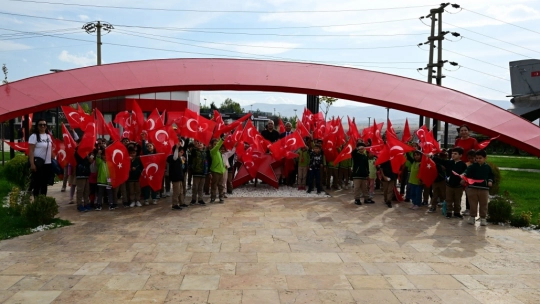 Minikler, ektikleri 100 tohumla geleceğe nefes oldular