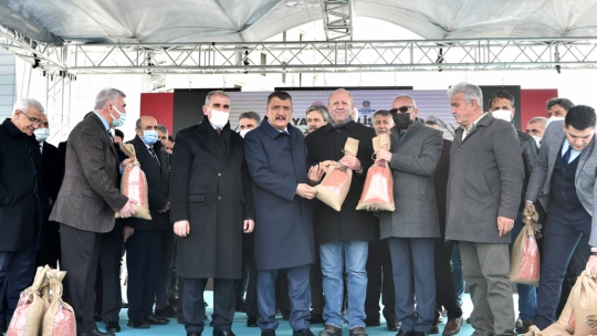 Çiftçilere buğday ve arpa tohumu dağıtımı yapıldı