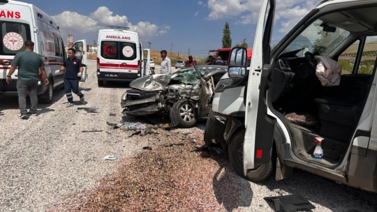 Nakliye kamyonu ile otomobil kafa kafaya çarpıştı: 4 yaralı