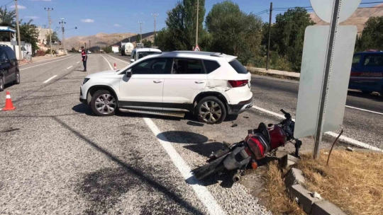 Otomobille motosiklet çarpıştı: 1 yaralı