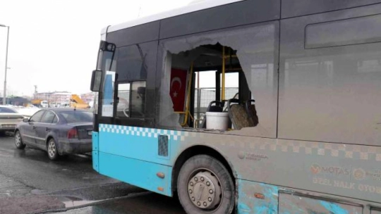 Özel halk otobüsü ile çarpışan araç hurdaya döndü