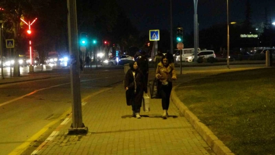 Peş peşe iki depremle sarsılan Malatyalılar parklara akın etti