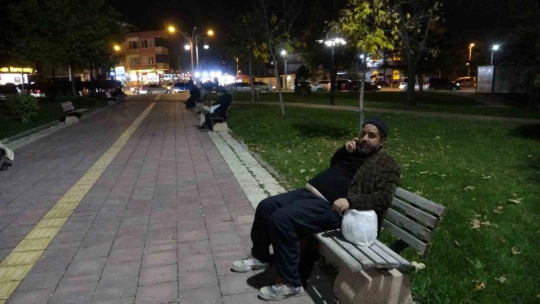 Peş peşe iki depremle sarsılan Malatyalılar parklara akın etti