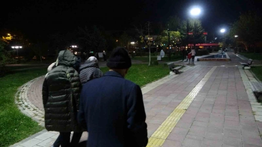 Peş peşe iki depremle sarsılan Malatyalılar parklara akın etti